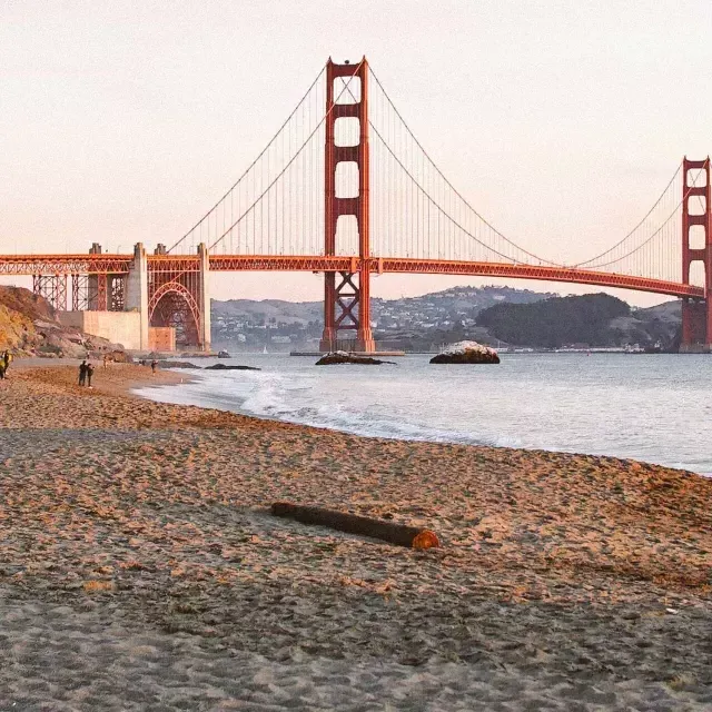 샌프란시스코의 베이커 비치는 배경에 Golden Gate Bridge 가 보이는 사진입니다.